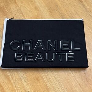 CHANEL Black and White Beauté Pouch